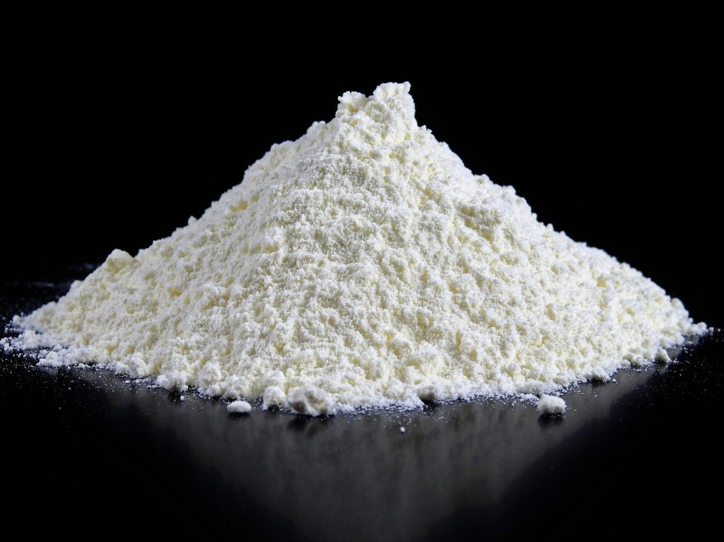 Singkong memiliki jenis yang berbeda-beda. Sudah sepatutnya untuk memilih singkong yang berkualitas jika akan diolah menjadi makanan maupun untuk cara membuat tepung tapioka dari singkong. Karena diketahui bahwa ada jenis singkong yang memiliki racun. Sehingga jika salah dalam memilih singkong, maka hal tersebut akan berdampak buruk bagi kesehatan. Bahkan jika pemilihan singkong tidaklah baik, maka saat diolah menjadi sebuah makanan akan memberikan tekstur yang keras dan tidak bisa mengembang dengan baik. Oleh karena itu, demi mendapatkan hasil olahan singkong yang baik, maka diperlukan singkong yang berkualitas. Tips Memilih Singkong Berkualitas Untuk mendapatkan singkong dalam kondisi yang bagus, maka berikut ini adalah beberapa tips untuk memilih singkong yang berkualitas. Kulit Luar Yang Mengelupas Pastikan saat Anda hendak membeli singkong, maka pilihlah kulit luar yang mengelupas, sehingga Anda bisa melihat warna dari kulit arinya. Jika Anda ketahui warnanya adalah merah muda, hal tersebut menandakan bahwa singkong tersebut memiliki kualitas bagus. Tetapi perlu untuk diketahui bahwa singkong sendiri ada banyak jenisnya. Sehingga bukan berarti bahwa singkong dengan kulit ari berwarna putih maupun kuning adalah tidak berkualitas. Mengupas Sedikit Kulit Singkong Saat memilih singkong, maka cobalah untuk mengupas sedikit bagian kulit singkong dengan kuku. Jika Anda ketahui warnanya kekuningan, biasanya singkong tersebut lebih bagus daripada yang putih. Lalu bisa juga dengan mematahkan bagian ujung singkong. Jika Anda menjumpai warna yang kebiruan atau hitam, maka hal tersebut menandakan bahwa singkong sudah disimpan dalam waktu lama. Anda harus segera mencari singkong yang masih segar untuk melakukan cara membuat tepung tapioka dari singkong. Masih Ada Tanah Yang Menempel Jika Anda melihat di permukaan singkong masih ada tanah yang menempel atau kondisi tanah masih basah, hal ini menandakan bahwa singkong tersebut masih sangat fresh. Singkong seperti inilah yang ideal untuk Anda olah, bahkan bisa menjadi karakteristik tepung tapioka yang bagus dengan cita rasa yang baik. Singkong Tidak Keras Saat Dipotong Jika Anda ingin memastikan kualitas singkong yang baik, maka saat memotongnya tidak akan terasa keras dengan kondisinya yang lembab dan berwarna putih secara merata. Namun, jika di dalam Anda temukan lingkaran berwarna hitam dan bertekstur keras, maka menandakan bahwa singkong sudah terlalu tua dan saat diolah menjadi makanan akan terasa alot. Dengan demikian, jika Anda ingin mengolah makanan yang berbahan baku singkong atau untuk cara membuat tepung tapioka dari singkong, maka pastikan untuk memilih singkong yang berkualitas baik. Di mana singkong dalam kondisi yang fresh atau belum lama dicabut dari pohonnya. Sehingga hasil olahannya pun tidak akan mengecewakan Anda.